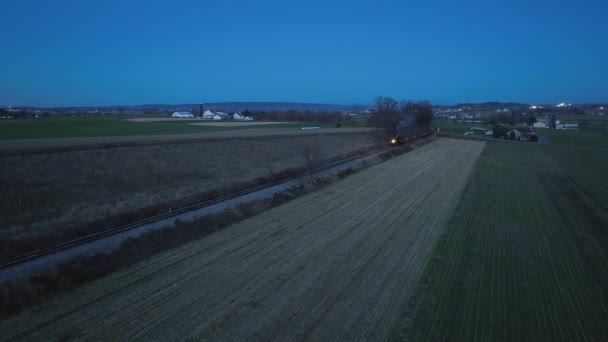 Una Vista Nocturna Drones Tren Pasajeros Vapor Acercándose Una Sola — Vídeo de stock