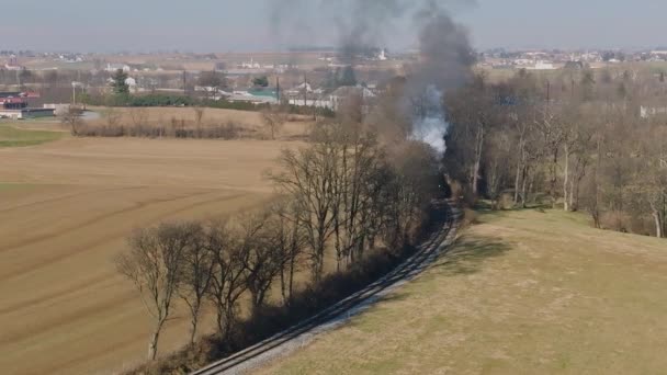Воздушный Вид Приближающегося Парового Пассажирского Поезда Кружащегося Вокруг Изгиба Дымящегося — стоковое видео