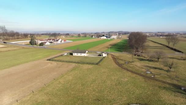 在阳光明媚的冬日 带着谷仓 筒仓和阿米什人学校的富饶农田的空中入口景观 — 图库视频影像
