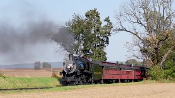 2022年10月15日ペンシルベニア州ロンクス 風の秋の日に煙と蒸気を吹いて通過する復元された旅客列車の眺め — ストック動画