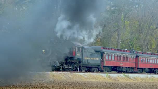 2022年11月13日ペンシルベニア州ロンクス発 2回目の列車が煙がカメラを通過する秋の日に列車をクリアするのを待っている蒸気旅客列車の眺め — ストック動画