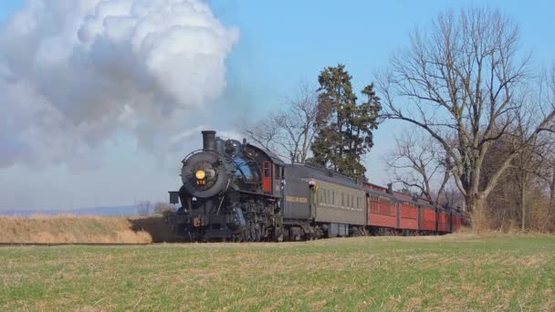 Ronks Pennsylvania December 2022 Restored Steam Passenger Train Passes Blowing — Stock Video