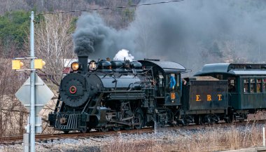 Rockhill, Pennsylvania, 2 Şubat 2023 - Buharlı Yolcu Treni 'nin Görünüşü Bir Kış Günü Duman Esinti ve Seyahat Etme Toprakları