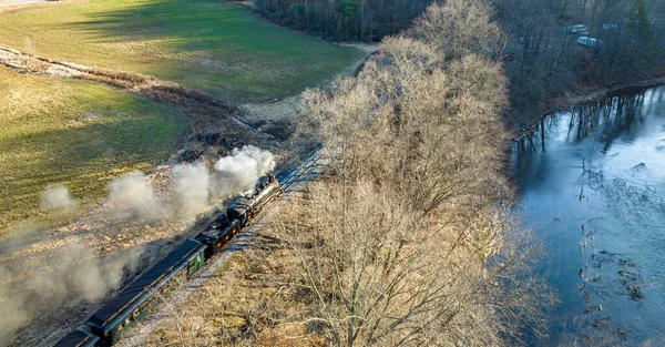 2023年2月19日 宾夕法尼亚 希尔里斯堡 在一个美丽的阳光明媚的日子里 从空中俯瞰一列狭窄的仪表恢复的客运列车在乡间瑟鲁河畔喷出的浓烟 — 图库照片