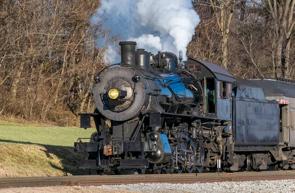 一个古老的蒸汽机在乡间缓缓行驶的过程中喷出蒸汽的近景 — 图库照片