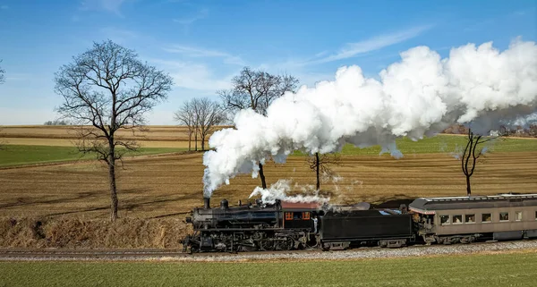 Drohnenblick Auf Eine Dampflokomotive Die Sich Einem Wintertag Ziehenden Reisebussen — Stockfoto