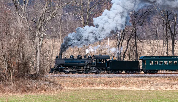 一个狭窄的仪表恢复蒸汽机车在冬季喷出的烟雾和旅行的特鲁农场的景象 — 图库照片