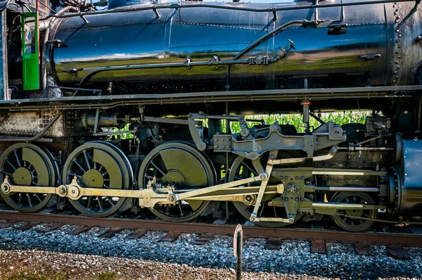 晴れた日に通過する蒸気機関車のギアを動かすクローズアップ — ストック写真