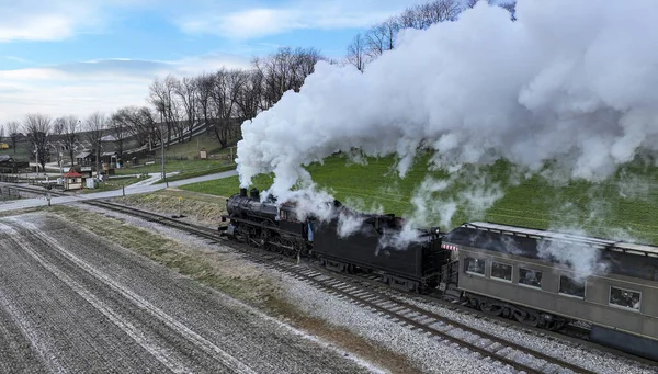 一列蒸汽机车驶近 驶过一片开阔的农田 喷出大量白烟的空中景象 — 图库照片