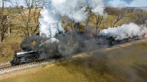 2023年2月18日 宾夕法尼亚隆克 冬季的蒸汽双头货运和客运列车 在瑟鲁农场旅行 冒着浓烟 — 图库照片
