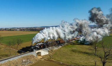 Ronks, Pennsylvania, 18 Şubat 2023 - Buharlı Buharlı Çift Başlı Yük Yolcu Kombo Treni, Güneşli Kışlar Günü 'nde Bir sürü duman ve buhar üflüyor