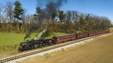 Ronks, Pennsylvania, 26 Kasım 2022 - Buharlı Buharlı Yolcu Treni 'nin Gezgin Treni Bir Sonbahar Günü Küçük İstasyona Çekiliyor