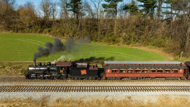 Ronks, Pennsylvania, 26 Kasım 2022 - Buharlı Buharlı Yolcu Treni 'nin Gezgin Treni Bir Sonbahar Günü Küçük İstasyona Çekiliyor