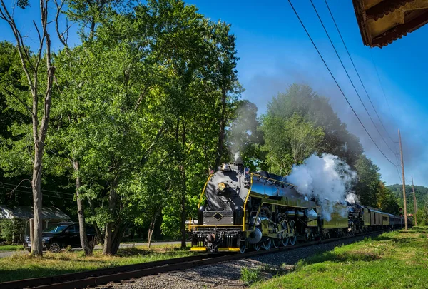 在阳光灿烂的日子里 双头蒸汽机车迎面而来 迎面而来的是浓烟和蒸汽 — 图库照片
