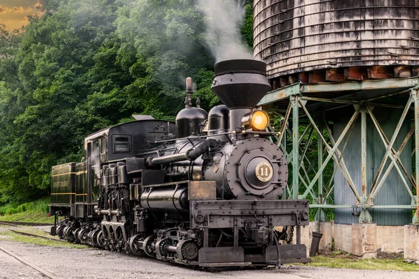 キャス ウェストバージニア州 2022年6月18日 アンティークシェイ蒸気機関車 蒸気機関車 蒸気機関車 煙を吹いて 給水塔のそばに座って 仕事の準備をする — ストック写真