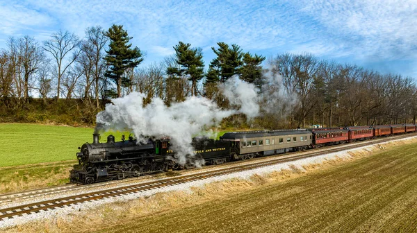 ペンシルベニア州ロンクス 2022年12月4日 蒸気機関車のサイド空中ビュー晴れた冬の日に煙を吹いている間待っている間 すべての蒸し上げ — ストック写真