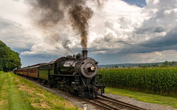 Una Vista Frontal Antiguo Tren Pasajeros Acercándose Soplando Humo Negro —  Fotos de Stock