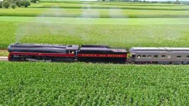 Ronks, Pennsylvania, 24 Temmuz 2021 - Antik Buharlı Lokomotif 'in Hava Görüntüsü, Mısır ve Alfalfa Tarlaları ile Yolculuk Etmek, Buhar Banyosu