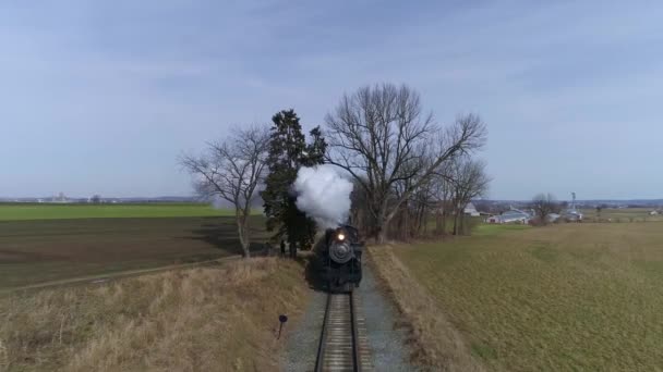 冬季来临之际 一辆古式蒸汽机车迎面喷出大量浓烟和蒸汽 穿梭在瑟鲁农场的鼓声景象 — 图库视频影像