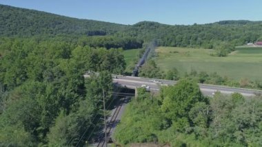 Güneşli bir yaz gününde Pensilvanya 'nın Thru kırsalını gezen Buharlı Yolcu Treni İnsansız Hava Aracı Manzarası