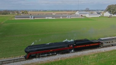 Ronks, Pennsylvania, 12 Kasım 2022 - Buharlı Yolcu Yanı Görünümü Dumanı Söndüren, Güneşli Sonbahar Günü Tarlaları Gezen Treni
