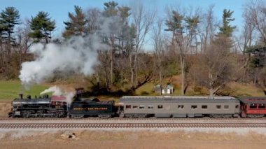 Ronks, Pennsylvania, 26 Kasım 2022 - Bir Antik Buharlı Yolcu Treni 'nin Yavaş Hareket Tarafı Görünümü, Güneşli Sonbahar Günü' nde Thru Çiftliği 'nde Gezinirken Duman Esinti,