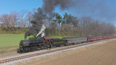 Ronks, Pennsylvania, 26 Kasım 2022 - Antik Buharlı Yolcu Treni Görünümü, Durgun Durma, Güneşli Sonbahar Günü Duman Üfleme