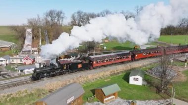 Ronks, Pennsylvania, 4 Aralık 2022 - Buharlı Yolcu Treni 'nin İnsansız Hava Aracı Yakın Görüntüsü, Kırsalda Seyahat, Güneşli Sonbahar Günü' nde Çok Duman Söndürme