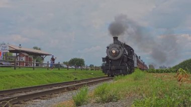 Ronks, Pennsylvania, 17 Ağustos 2022 - Güneşli bir yaz gününde Buharlı Yolcu Treninin Düşük Açı Yaklaşması ve Geçişi