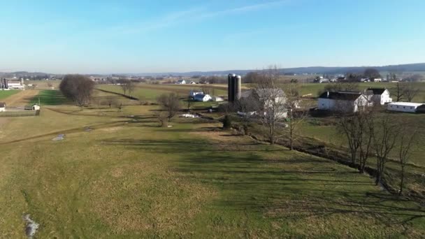 在阳光明媚的冬日 带着谷仓 筒仓和阿米什人学校的富饶农田的空中入口景观 — 图库视频影像