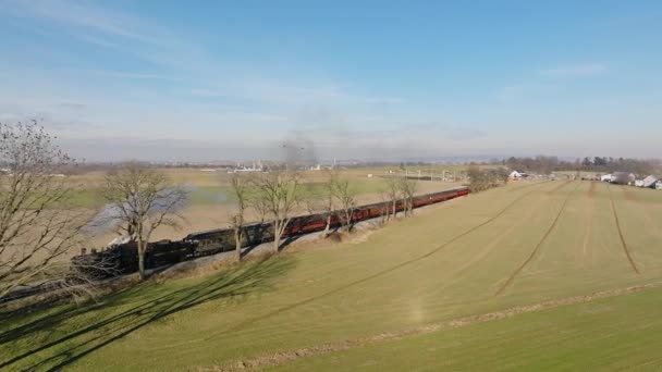 ペンシルベニア州ロンクス 2022年12月30日 蒸気旅客列車が田舎を通って晴れた冬の日に 晴れた冬の日に 田舎を旅している間に煙を吹いて接近します — ストック動画