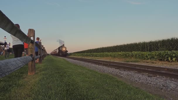 펜실베이니아주 론크스 2022 여름날 열차가 힘차게 흔들리며 도착하다 — 비디오