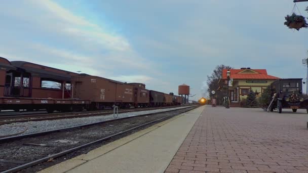 2022年12月27日 宾夕法尼亚斯特拉斯堡 一辆带有低摄像角的古董蒸汽客运列车 到达火车站 在冬季喷出浓烟 — 图库视频影像