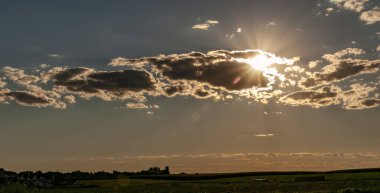 Öğleden Sonra Güneşinin Bir Yaz Gününde Bulutlarla Bakış Oynayışı