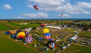Çok sayıda Sıcak Hava Balonunun Güzel Bir Yaz Öğleden Sonra Balon Festivali sırasında Başlayıp Uçuşunun Havadan İzlenimi.