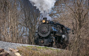Güneşli bir Kış Günü 'nde Önümüzde ve Hafifçe Düşük Görünürde Yenilenmiş Dar Göstergeli Yolcu Buharlı Treni Dumanı ve Buhar Esintisi