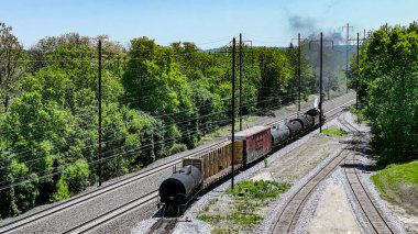 Güneşli bir günde Yük Treni Düzenlemek İçin Yük Yük Yayında Buharlı Lokomotif Taşımacılık Arabalarının Hava Görüntüsü