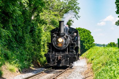 Ronks, Pennsylvania, 6 Haziran 2022 - Güneşli bir günde Buharlı Buhar Başı 'na yaklaşan Buharlı Lokomotif Görünümü