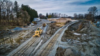 Güneşli bir günde Yük Treni Düzenlemek İçin Yük Yük Yayında Buharlı Lokomotif Taşımacılık Arabalarının Hava Görüntüsü