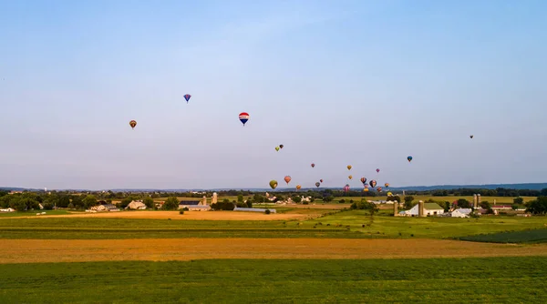 Uma Vista Drone Vários Balões Coloridos Quente Flutuando Sobre Fazendas — Fotografia de Stock
