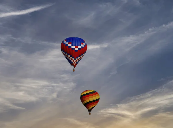 Widok Dwa Kolorowe Balony Gorące Powietrze Pływające Pięknym Błękitnym Niebie — Zdjęcie stockowe