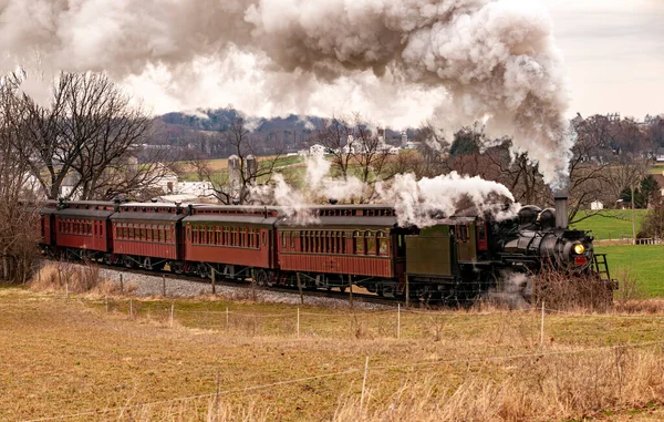 Вид Восстановленный Паровозный Пассажирский Поезд Приближающийся Пастбищам Дующим Дым Пар — стоковое фото