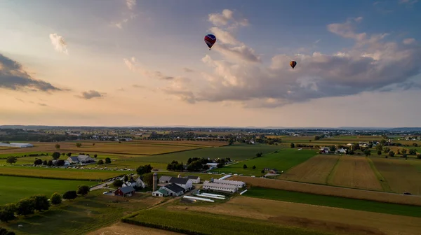 夏の午後の日没時に打ち上げられる複数のカラフルな熱気球のドローンビュー祭り中 — ストック写真