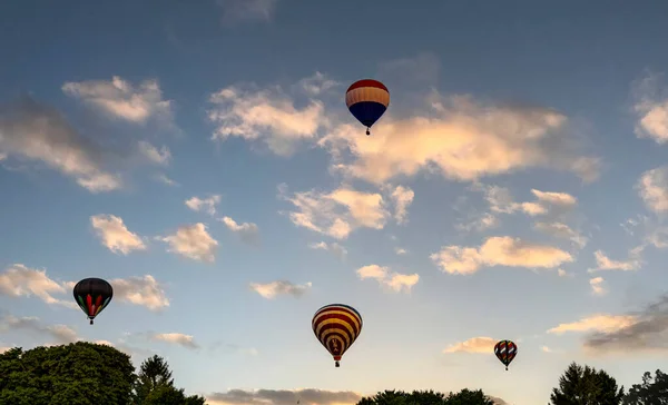 Une Vue Plusieurs Ballons Air Chaud Multicolores Flottant Dans Beau — Photo