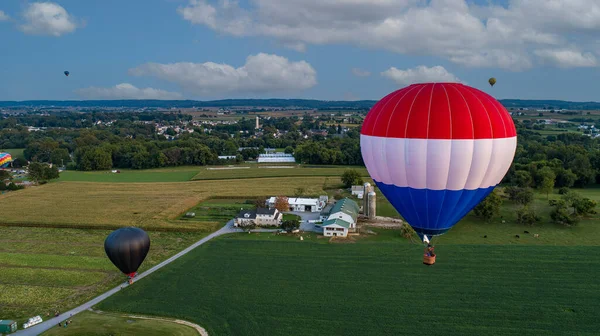 Ein Drohnenblick Auf Mehrere Bunte Heißluftballons Die Einem Schönen Sonnigen — Stockfoto