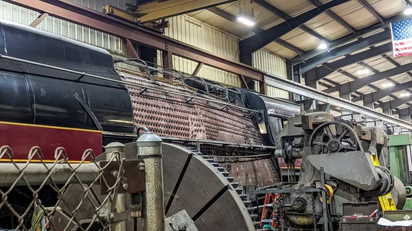 Blick Auf Eine Antike Dampflokomotive Die Repariert Wird Indem Einer — Stockfoto