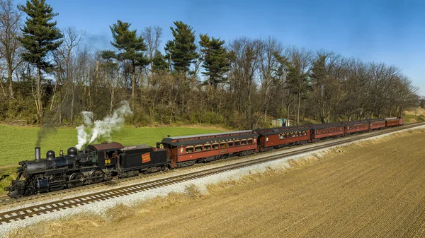 2022年11月26日 宾夕法尼亚 一辆驶向斯鲁农场的恢复蒸汽客运列车驶向一个小车站的无人机视图 — 图库照片