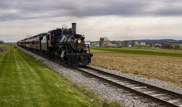 迎面而来的轻描淡写的复古蒸汽机车侧视图 — 图库照片