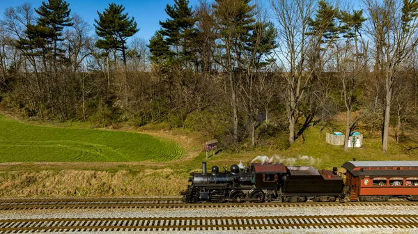 Drone Widok Odrestaurowanego Pociągu Pasażerskiego Steam Podróżujący Przez Pola Uprawne — Zdjęcie stockowe