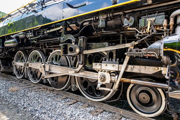 Ein Blick Aus Nächster Nähe Auf Eine Dampflokomotive Die Sauber — Stockfoto